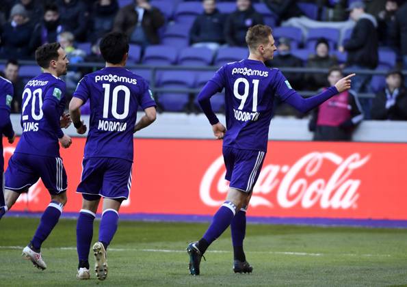 RSC Anderlecht v Mouscron : Jupiler Pro League BRUSSELS, BELGIUM - FEBRUARY 25 : Lukasz Teodorczyk forward of RSC Anderlecht celebrates with teammates after scoring during the Jupiler Pro League match between RSC Anderlecht and Excelsior Mouscron at the Constant Vanden Stock stadium on February 25, 2018 in Brussels, Belgium, 25 02 2018 Brussels Belgium Copyright: xPhilippexCrochetx 10696969-129
