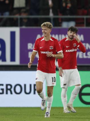 ALKMAAR - (l-r) Sven Mijnans of AZ Alkmaar, Troy Parrott of AZ Alkmaar celebrate the 1-0 during the Dutch Eredivisie match between AZ Alkmaar and sc Heerenveen at the AFAS stadium on Sept. 14, 2024 in Alkmaar, Netherlands. ANP BART STOUTJESDIJK Dutch Eredivisie 2024 25 xVIxANPxSportx xxANPxIVx 508457486 originalFilename: 508457486