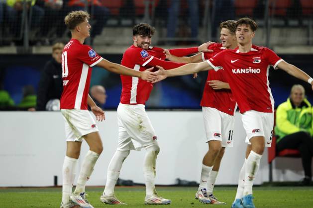 ALKMAAR - (l-r) Sven Mijnans of AZ Alkmaar, Troy Parrott of AZ Alkmaar, David Moller Wolfe of AZ Alkmaar celebrate 4-1 during the Dutch Eredivisie match between AZ Alkmaar and sc Heerenveen at AFAS stadium on Sept. 14, 2024 in Alkmaar, Netherlands. ANP BART STOUTJESDIJK Dutch Eredivisie 2024 25 xVIxANPxSportx xxANPxIVx 508462637 originalFilename: 508462637