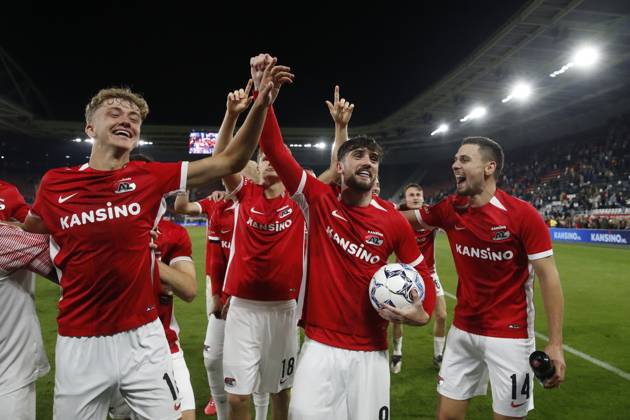 ALKMAAR - (l-r) Sven Mijnans of AZ Alkmaar Troy Parrott of AZ Alkmaar, Kristijan Belic of AZ Alkmaar celebrate victory during the Dutch Eredivisie match between AZ Alkmaar and sc Heerenveen at AFAS stadium on Sept. 14, 2024 in Alkmaar, Netherlands. ANP BART STOUTJESDIJK Dutch Eredivisie 2024 25 xVIxANPxSportx xxANPxIVx 508481401 originalFilename: 508481401
