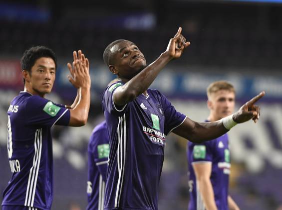 RSC Anderlecht v Mouscron - Jupiler Pro League ANDERLECHT, BELGIUM - AUGUST 17: Landry Dimata forward of RSC Anderlecht celebrates the win with the fans pictured during the Jupiler Pro League match between RSC Anderlecht and Royal Excel Mouscron on August 17, 2018 in Anderlecht, Belgium, 17 08 2018 Anderlecht Belgium Copyright: xPhilippexCrochetx 10732610-095