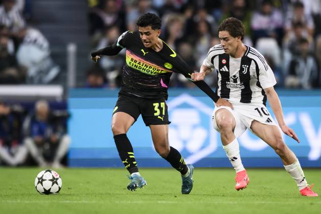 Juventus FC v PSV Eindhoven - UEFA Champions League Richard Ledezma of PSV Eindhoven comeptes for the ball with Kenan Yildiz of Juventus FC during the UEFA Champions League football match between Juventus FC and PSV Eindhoven. Turin Italy Copyright: xNicolòxCampox