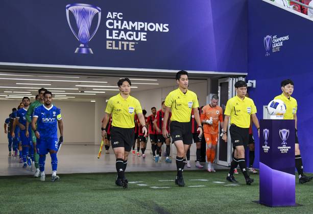 AFC CHAMPIONS LEAGUE ELITE, AL RAYYAN FC V AL-HILAL SFC Al-Hilal SFC and Al Rayyan SC players walk onto the pitch before the AFC Champions League elite west football match between Qatar s Al Rayyan SC and Saudi Arabia s Al-Hilal SFC at Ahmad Bin Ali Stadium in Al Rayyan, Qatar on September 17, 2024. DOHA Qatar Copyright: xNOUSHADx