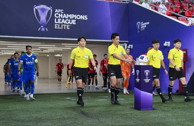 AFC CHAMPIONS LEAGUE ELITE, AL RAYYAN FC V AL-HILAL SFC Al-Hilal SFC and Al Rayyan SC players walk onto the pitch before the AFC Champions League elite west football match between Qatar s Al Rayyan SC and Saudi Arabia s Al-Hilal SFC at Ahmad Bin Ali Stadium in Al Rayyan, Qatar on September 17, 2024. DOHA Qatar Copyright: xNOUSHADx