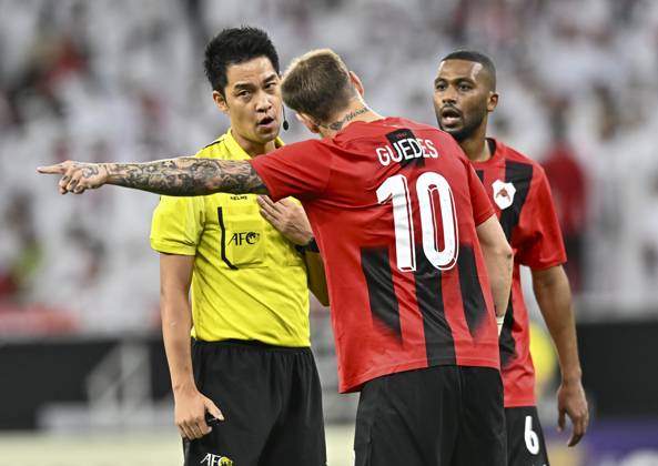 AFC CHAMPIONS LEAGUE ELITE, AL RAYYAN FC V AL-HILAL SFC Referee Kim Jong-hyeok (L) of South Korea reacts with Roger Krug Guedes of Al Rayyan SC during the AFC Champions League elite west football match between Qatar s Al Rayyan SC and Saudi Arabia s Al-Hilal SFC at Ahmad Bin Ali Stadium in Al Rayyan, Qatar on September 17, 2024. DOHA Qatar Copyright: xNOUSHADx