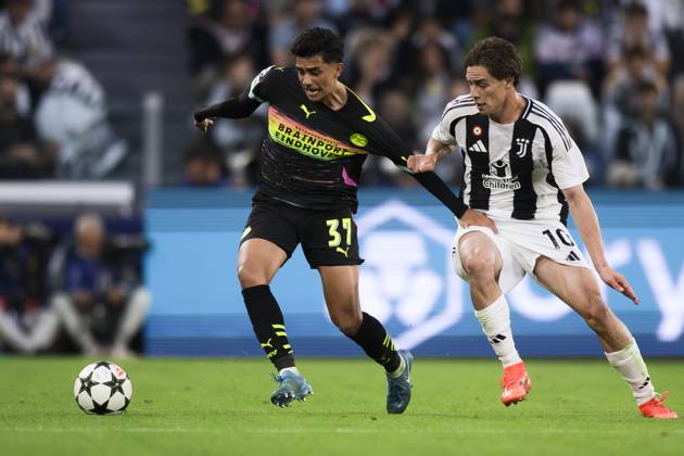 Juventus FC v PSV Eindhoven - UEFA Champions League Richard Ledezma of PSV Eindhoven comeptes for the ball with Kenan Yildiz of Juventus FC during the UEFA Champions League football match between Juventus FC and PSV Eindhoven. Turin Italy Copyright: xNicolòxCampox