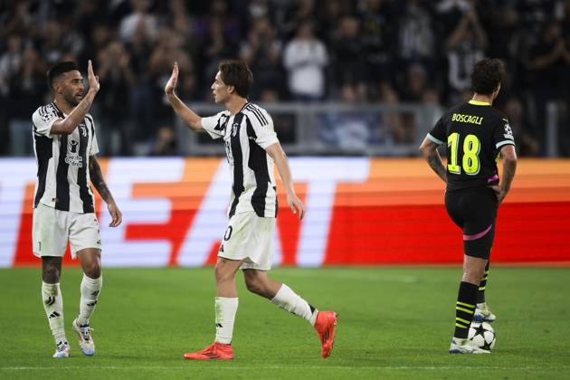 Juventus FC v PSV Eindhoven - UEFA Champions League Kenan Yildiz of Juventus FC high fives with Nicolas Gonzalez of Juventus FC before being replaced during the UEFA Champions League football match between Juventus FC and PSV Eindhoven. Turin Italy Copyright: xNicolòxCampox