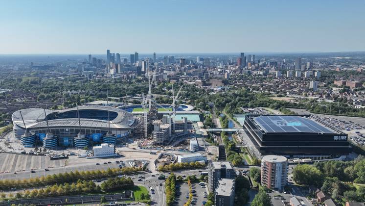 UEFA Champions League league stage Manchester City v Inter Milan An aerial view of the Etihad Stadium, constriction of the new stand and the City of Manchester in the background during the UEFA Champions League league stage match Manchester City vs Inter Milan at Etihad Stadium, Manchester, United Kingdom, 18th September 2024 (Photo by Mark Cosgrove News Images) Manchester Etihad Stadium Manchester United, ManU Kingdom Copyright: xMarkxCosgrove NewsxImagesx