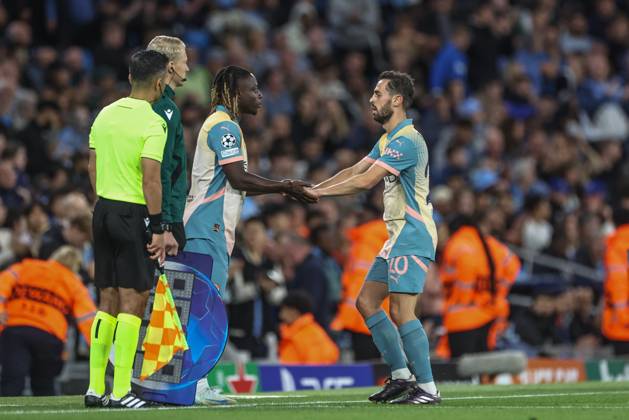 UEFA Champions League league stage Manchester City v Inter Milan JÃ rÃ my Doku of Manchester City comes on for Bernardo Silva of Manchester City during the UEFA Champions League league stage match Manchester City vs Inter Milan at Etihad Stadium, Manchester, United Kingdom, 18th September 2024 (Photo by Mark Cosgrove News Images) Manchester Etihad Stadium Manchester United, ManU Kingdom Copyright: xMarkxCosgrove NewsxImagesx