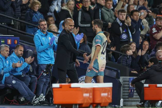 UEFA Champions League league stage Manchester City v Inter Milan Pep Guardiola manager of Manchester City shakes hands with Bernardo Silva of Manchester City as he comes off during the UEFA Champions League league stage match Manchester City vs Inter Milan at Etihad Stadium, Manchester, United Kingdom, 18th September 2024 (Photo by Mark Cosgrove News Images) Manchester Etihad Stadium Manchester United, ManU Kingdom Copyright: xMarkxCosgrove NewsxImagesx