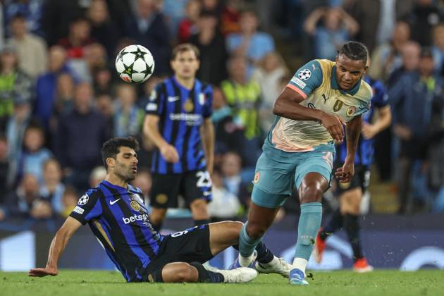UEFA Champions League league stage Manchester City v Inter Milan Mehdi Tarem of Inter Milan and Manuel Akanji of Manchester City battle for the ball during the UEFA Champions League league stage match Manchester City vs Inter Milan at Etihad Stadium, Manchester, United Kingdom, 18th September 2024 (Photo by Mark Cosgrove News Images) Manchester Etihad Stadium Manchester United, ManU Kingdom Copyright: xMarkxCosgrove NewsxImagesx