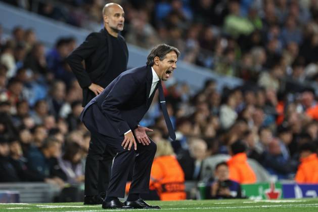 UEFA Champions League league stage Manchester City v Inter Milan Simone Inzaghi manager of Inter Milan gives his team instructions during the UEFA Champions League league stage match Manchester City vs Inter Milan at Etihad Stadium, Manchester, United Kingdom, 18th September 2024 (Photo by Mark Cosgrove News Images) Manchester Etihad Stadium Manchester United, ManU Kingdom Copyright: xMarkxCosgrove NewsxImagesx
