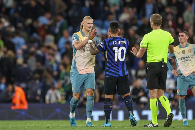UEFA Champions League league stage Manchester City v Inter Milan Erling Haaland of Manchester City gives Lautaro Martinez of Inter Milan a high five at full time during the UEFA Champions League league stage match Manchester City vs Inter Milan at Etihad Stadium, Manchester, United Kingdom, 18th September 2024 (Photo by Mark Cosgrove News Images) Manchester Etihad Stadium Manchester United, ManU Kingdom Copyright: xMarkxCosgrove NewsxImagesx