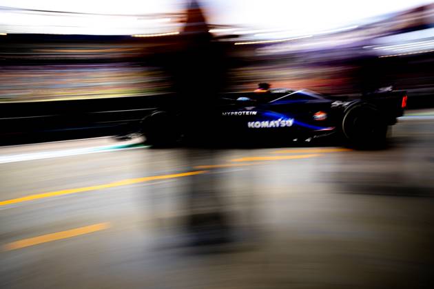MARINA BAY, SINGAPORE: Alex Albon, racing for the Williams Racing team during the 2024 Formula 1 Singapore Grand Prix at the Marina Bay Street Circuit in Marina Bay, Singapore
