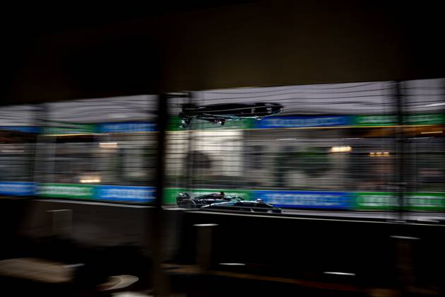 MARINA BAY, SINGAPORE: George Russell, racing for the Mercedes F1 team during the 2024 Formula 1 Singapore Grand Prix at the Marina Bay Street Circuit in Marina Bay, Singapore