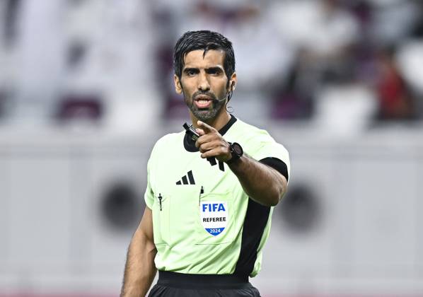 AL-SADD SC VS AL DUHAIL SC-OOREDOO STARS LEAGUE QATAR Referee, Khamis Mohammed Al-Marri gestures during the during the Ooredoo Qatar Stars League 24 25 match between Al-Sadd SC and Al Duhail SC at Jassim bin Hamad Stadium in Doha, Qatar, on September 21, 2024. DOHA Qatar Copyright: xNOUSHADx