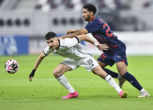 AL-SADD SC VS AL DUHAIL SC-OOREDOO STARS LEAGUE QATAR Rafael Sebastian Mujica Garcia (L) of Al-Sadd SC and Homam El Amin (R) of Al Duhail SC in action during the Ooredoo Qatar Stars League 24 25 match between Al-Sadd SC and Al Duhail SC at Jassim bin Hamad Stadium in Doha, Qatar, on September 21, 2024. DOHA Qatar Copyright: xNOUSHADx