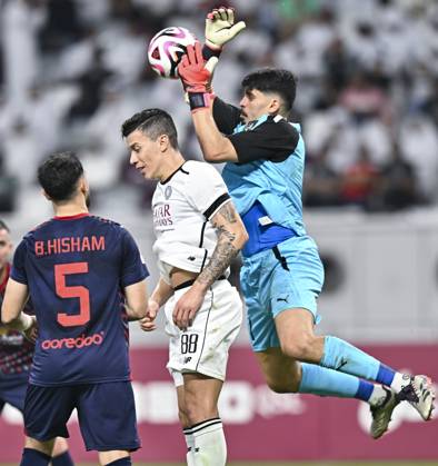 AL-SADD SC VS AL DUHAIL SC-OOREDOO STARS LEAGUE QATAR Andres Villa (C) of Al-Sadd SC and Salah Zachariah (R) of Al Duhail SC in action during the Ooredoo Qatar Stars League 24 25 match between Al-Sadd SC and Al Duhail SC at Jassim bin Hamad Stadium in Doha, Qatar, on September 21, 2024. DOHA Qatar Copyright: xNOUSHADx
