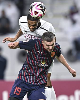 AL-SADD SC VS AL DUHAIL SC-OOREDOO STARS LEAGUE QATAR Pedro Miguel Correia (L) of Al-Sadd SC and Benjamin Bourigeaud (R) of Al Duhail SC in action during the Ooredoo Qatar Stars League 24 25 match between Al-Sadd SC and Al Duhail SC at Jassim bin Hamad Stadium in Doha, Qatar, on September 21, 2024. DOHA Qatar Copyright: xNOUSHADx