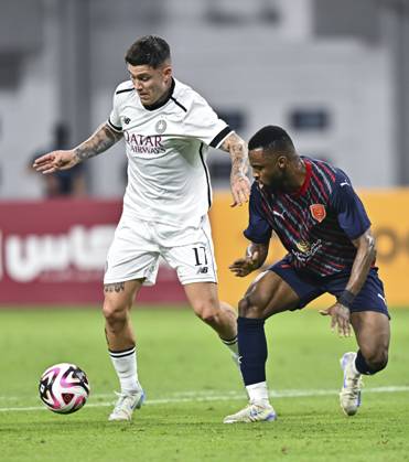 AL-SADD SC VS AL DUHAIL SC-OOREDOO STARS LEAGUE QATAR Cristo Ramon Gonzalez Perez (L) of Al-Sadd SC and Ismail Mohamad (R) of Al Duhail SC in action during the Ooredoo Qatar Stars League 24 25 match between Al-Sadd SC and Al Duhail SC at Jassim bin Hamad Stadium in Doha, Qatar, on September 21, 2024. DOHA Qatar Copyright: xNOUSHADx