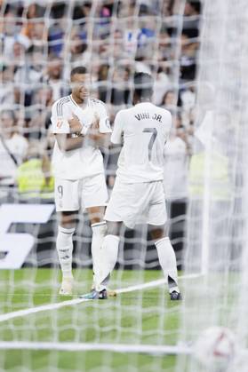 LA LIGA EA Sports - Real Madrid vs Espanyol MADRID, SPAIN - SEPTEMBER 21: Vinicius jr of Real Madrid and Kylian Mbappe of Real Madrid celebrates a goal during the La Liga 2024 25 match between Real Madrid and Espanyol at Santiago Bernabeu Stadium. (Photo by Guillermo Martinez) Madrid Santiago Bernabà u Stadium Spain Copyright: xGuillermoxMartinezx