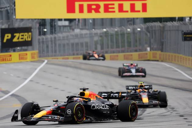 20 09 2024, Marina Bay Street Circuit, Singapore, FORMULA 1 SINGAPORE AIRLINES SINGAPORE GRAND PRIX 2024,in the picture Max Verstappen NLD , Oracle Red Bull Racing, Sergio Perez MEX Defodi 506 20240921 hbr 10055 Defodi-506