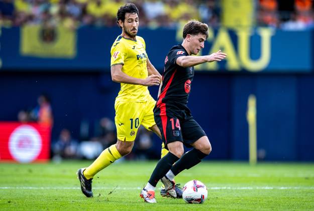 Soccer La Liga matchday 6 Villarreal FC Barcelona on 22 09 2024 at Estadio de la Ceramica in Villareal Pablo Torre Carral Barcelona , front Daniel Parejo Villareal , back xPGSx