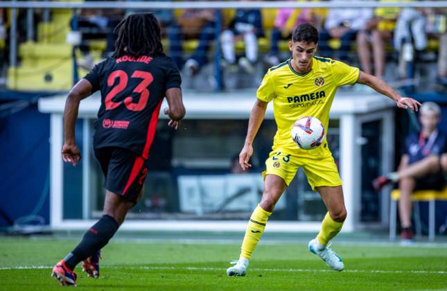 Soccer La Liga matchday 6 Villarreal FC Barcelona on 22 09 2024 at Estadio de la Ceramica in Villareal Jules Kounde Barcelona , left Sergi Cardona Villareal , right xPGSx