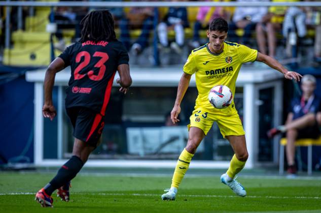 Soccer La Liga matchday 6 Villarreal FC Barcelona on 22 09 2024 at Estadio de la Ceramica in Villareal Jules Kounde Barcelona , left Sergi Cardona Villareal , right xPGSx