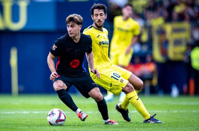 Soccer La Liga matchday 6 Villarreal FC Barcelona on 22 09 2024 at Estadio de la Ceramica in Villareal Pablo Torre Carral Barcelona , front Daniel Parejo Villareal , back xPGSx