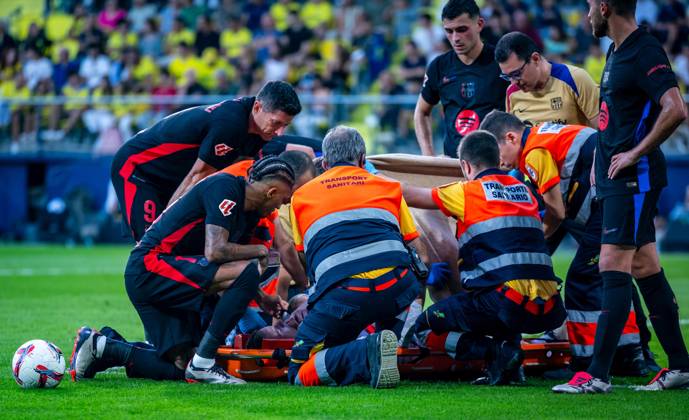 Soccer La Liga matchday 6 Villarreal FC Barcelona on 22 09 2024 at Estadio de la Ceramica in Villareal Thibaut Courtois Madrid injured on the ground xPGSx
