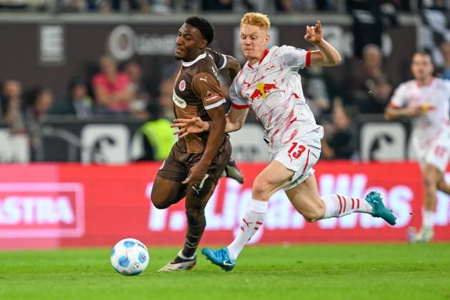 Soccer 1 Bundesliga FC St Pauli RB Leipzig on 22 09 2024 at the Millerntor Stadium in Hamburg Oladapo Afolayan St Pauli in a duel against Nicolas Seiwald RB Leipzig MT