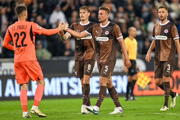 Soccer 1 Bundesliga FC St Pauli RB Leipzig on 22 09 2024 at Millerntor Stadium in Hamburg Goalkeeper Nikola Vasilj St Pauli , Eric Smith St Pauli and Hauke Wahl St Pauli MT