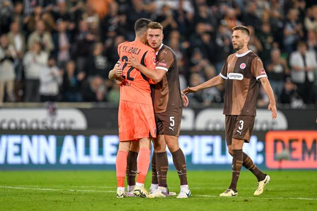 Soccer 1 Bundesliga FC St Pauli RB Leipzig on 22 09 2024 at Millerntor Stadium in Hamburg Goalkeeper Nikola Vasilj St Pauli , Eric Smith St Pauli and Hauke Wahl St Pauli MT