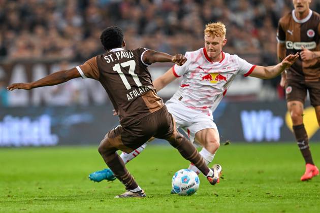 Soccer 1 Bundesliga FC St Pauli RB Leipzig on 22 09 2024 at the Millerntor Stadium in Hamburg Oladapo Afolayan St Pauli in a duel against Nicolas Seiwald RB Leipzig MT