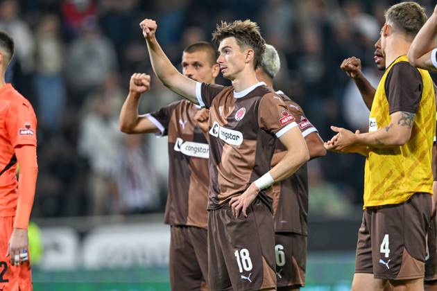 Soccer 1 Bundesliga FC St Pauli RB Leipzig on 22 09 2024 at Millerntor Stadium in Hamburg Scott Banks St Pauli after the match MT