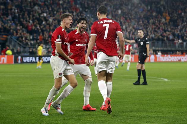 ALKMAAR - (l-r) Sven Mijnans of AZ Alkmaar, Troy Parrott of AZ and Ruben van Bommel of AZ Alkmaar celebrate 1-1 during the UEFA Europa League match between AZ Alkmaar and IF Elfsborg at AFAS stadium on Sept. 25, 2024 in Alkmaar, Netherlands. ANP BART STOUTJESDIJK UEFA Europa League 2024 25 League Phase MD1 2024 25 xVIxANPxSportx xxANPxIVx 509361763 originalFilename: 509361763