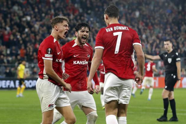 ALKMAAR - (l-r) Sven Mijnans of AZ Alkmaar, Troy Parrott of AZ and Ruben van Bommel of AZ Alkmaar celebrate 1-1 during the UEFA Europa League match between AZ Alkmaar and IF Elfsborg at AFAS stadium on Sept. 25, 2024 in Alkmaar, Netherlands. ANP BART STOUTJESDIJK UEFA Europa League 2024 25 League Phase MD1 2024 25 xVIxANPxSportx xxANPxIVx 509361782 originalFilename: 509361782