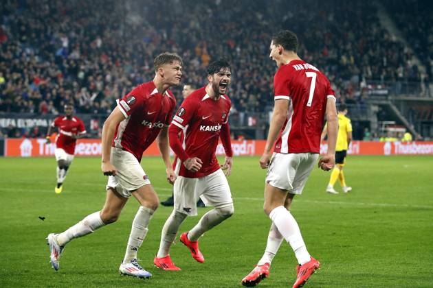ALKMAAR - (l-r) Sven Mijnans of AZ Alkmaar, Troy Parrott of AZ and Ruben van Bommel of AZ Alkmaar celebrate 1-1 during the UEFA Europa League match between AZ Alkmaar and IF Elfsborg at AFAS stadium on Sept. 25, 2024 in Alkmaar, Netherlands. ANP BART STOUTJESDIJK UEFA Europa League 2024 25 League Phase MD1 2024 25 xVIxANPxSportx xxANPxIVx 509361785 originalFilename: 509361785