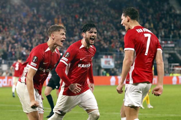 ALKMAAR - (l-r) Sven Mijnans of AZ Alkmaar, Troy Parrott of AZ and Ruben van Bommel of AZ Alkmaar celebrate 1-1 during the UEFA Europa League match between AZ Alkmaar and IF Elfsborg at AFAS stadium on Sept. 25, 2024 in Alkmaar, Netherlands. ANP BART STOUTJESDIJK UEFA Europa League 2024 25 League Phase MD1 2024 25 xVIxANPxSportx xxANPxIVx 509361788 originalFilename: 509361788