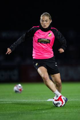 240925 Paulina Nyström during a training session with Häcken on September 25, 2024 in London Photo Emma Wallskog BILDBYRAN COP 320 EW0434 fotboll football soccer fotball champions league träning practice training häcken dam bbeng Copyright: EMMAxWALLSKOG BB240925EW050