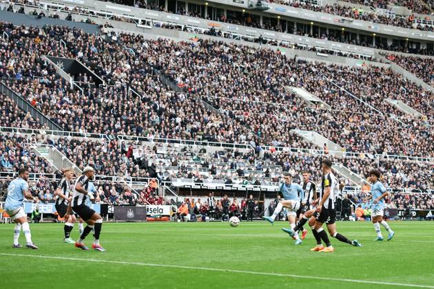 Premier League Newcastle United v Manchester City Phil Foden of Manchester City shoots on goal during the Premier League match Newcastle United vs Manchester City at St. James s Park, Newcastle, United Kingdom, 28th September 2024 (Photo by Mark Cosgrove News Images) Newcastle St. James s Park Tyne and Wear United Kingdom Copyright: xMarkxCosgrove NewsxImagesx