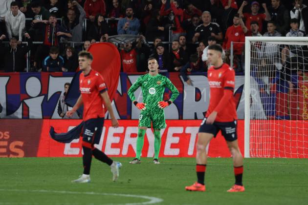 Spain - LaLiga EA Sports - CA Osasuna vs FC Barcelona, Barca - 28 09 2024 SPAIN, PAMPLONA, SEPTEMBER 28. Inaki Pena of FC Barcelona looks dejected as Abel Bretones of Osasuna (R) just scored his side™s fourth goal during LaLiga EA Sports football match between CA Osasuna and FC Barcelona at Estadio El Sadar on September 28, 2024 in Pamplona, Spain. Photo by Manuel Blondeau AOP.Press Pamplona El Sadar Stadium Navarra Spain Copyright: x ManuelxBlondeau AOP.Pressx AOP20240928 0001