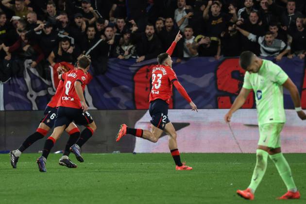 Spain - LaLiga EA Sports - CA Osasuna vs FC Barcelona, Barca - 28 09 2024 SPAIN, PAMPLONA, SEPTEMBER 28. Abel Bretones of Osasuna celebrates after scoring his side™s fourth goal while Ferran Torres of FC Barcelona (R) looks dejected during LaLiga EA Sports football match between CA Osasuna and FC Barcelona at Estadio El Sadar on September 28, 2024 in Pamplona, Spain. Photo by Manuel Blondeau AOP.Press Pamplona El Sadar Stadium Navarra Spain Copyright: x ManuelxBlondeau AOP.Pressx AOP20240928 0002