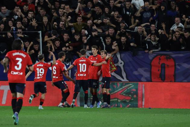 Spain - LaLiga EA Sports - CA Osasuna vs FC Barcelona, Barca - 28 09 2024 SPAIN, PAMPLONA, SEPTEMBER 28. Ante Budimir of Osasuna (2nd from R) celebrates with his teammates after scoring his side™s third goal during LaLiga EA Sports football match between CA Osasuna and FC Barcelona at Estadio El Sadar on September 28, 2024 in Pamplona, Spain. Photo by Manuel Blondeau AOP.Press Pamplona El Sadar Stadium Navarra Spain Copyright: x ManuelxBlondeau AOP.Pressx AOP20240928 0005