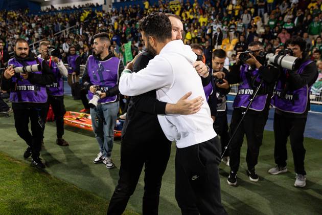 September 27, 2024, Lisboa, Portugal: Head Coach Ian Cathro of GD Estoril Praia and Head Coach Ruben Amorim of Sporting CP seen in action during the Liga Portugal Betclic match between GD Estoril Praia and Sporting CP at Estadio Antonio Coimbra da Mota. Lisboa Portugal - ZUMAs197 20240927_aaa_s197_359 Copyright: xDavidxMartinsx