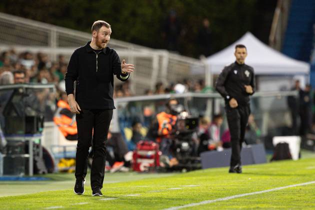 September 27, 2024, Lisboa, Portugal: Head Coach Ian Cathro of GD Estoril Praia seen in action during the Liga Portugal Betclic match between GD Estoril Praia and Sporting CP at Estadio Antonio Coimbra da Mota. Lisboa Portugal - ZUMAs197 20240927_aaa_s197_365 Copyright: xDavidxMartinsx
