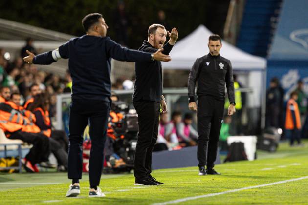 September 27, 2024, Lisboa, Portugal: Head Coach Ian Cathro of GD Estoril Praia seen in action during the Liga Portugal Betclic match between GD Estoril Praia and Sporting CP at Estadio Antonio Coimbra da Mota. Lisboa Portugal - ZUMAs197 20240927_aaa_s197_369 Copyright: xDavidxMartinsx