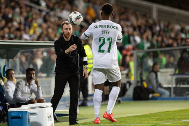 September 27, 2024, Lisboa, Portugal: Head Coach Ian Cathro of GD Estoril Praia passes the ball to Geny Catamo of Sporting CP during the Liga Portugal Betclic match between GD Estoril Praia and Sporting CP at Estadio Antonio Coimbra da Mota. Lisboa Portugal - ZUMAs197 20240927_aaa_s197_392 Copyright: xDavidxMartinsx