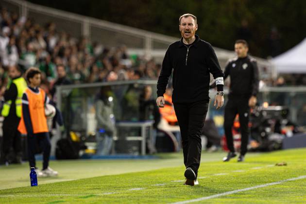 September 27, 2024, Lisboa, Portugal: Head Coach Ian Cathro of GD Estoril Praia seen in action during the Liga Portugal Betclic match between GD Estoril Praia and Sporting CP at Estadio Antonio Coimbra da Mota. Lisboa Portugal - ZUMAs197 20240927_aaa_s197_406 Copyright: xDavidxMartinsx